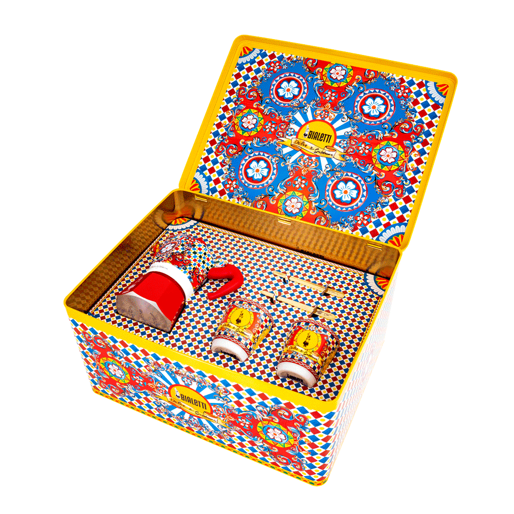 Bialetti Dolce & Gabbana Box Set Moka Express Carretto Siciliano za 2 šoljice, 2 porcelanske šoljice i 2 zlatne kašičice.