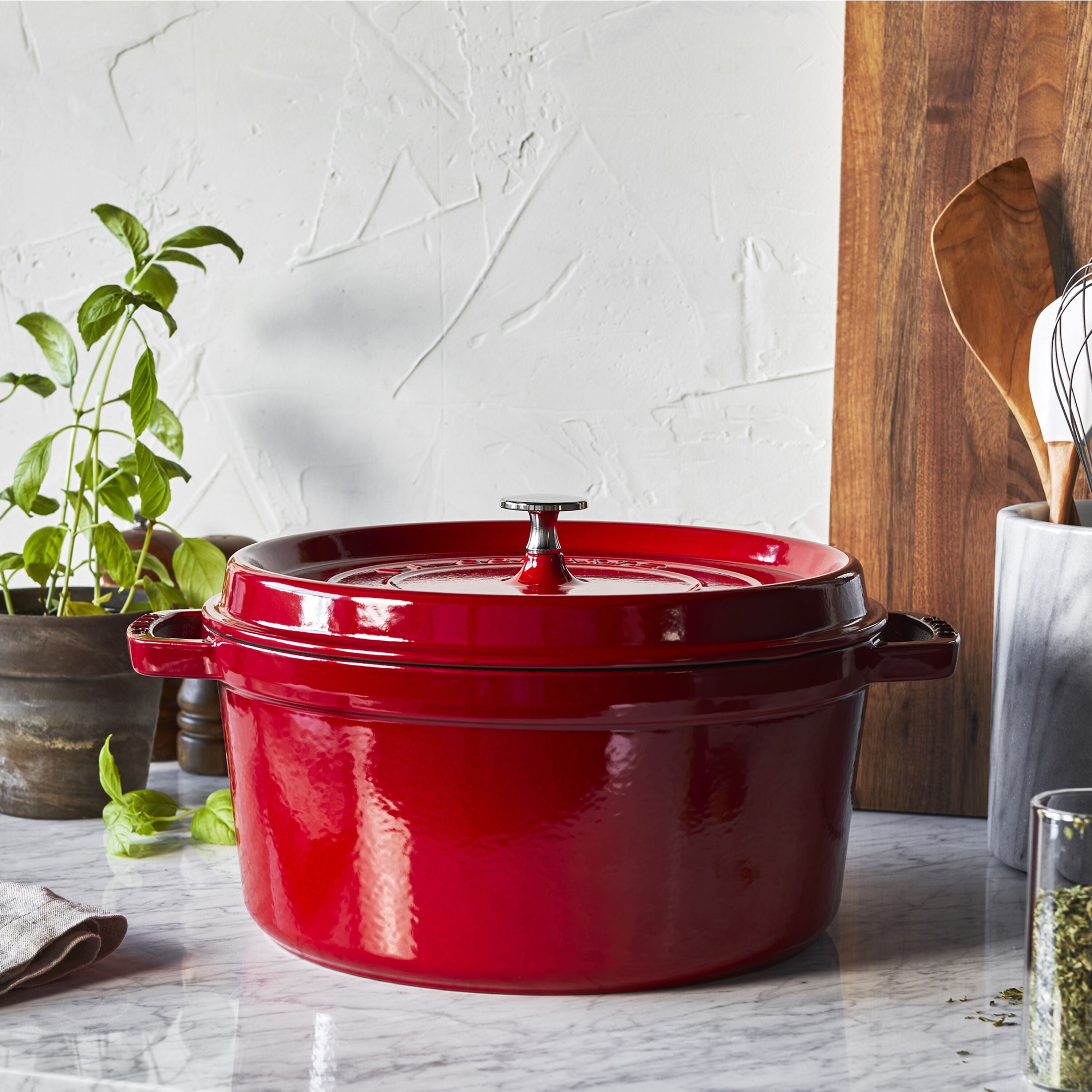Staub La Cocotte 24 cm Cherry gusana posuda s poklopcem