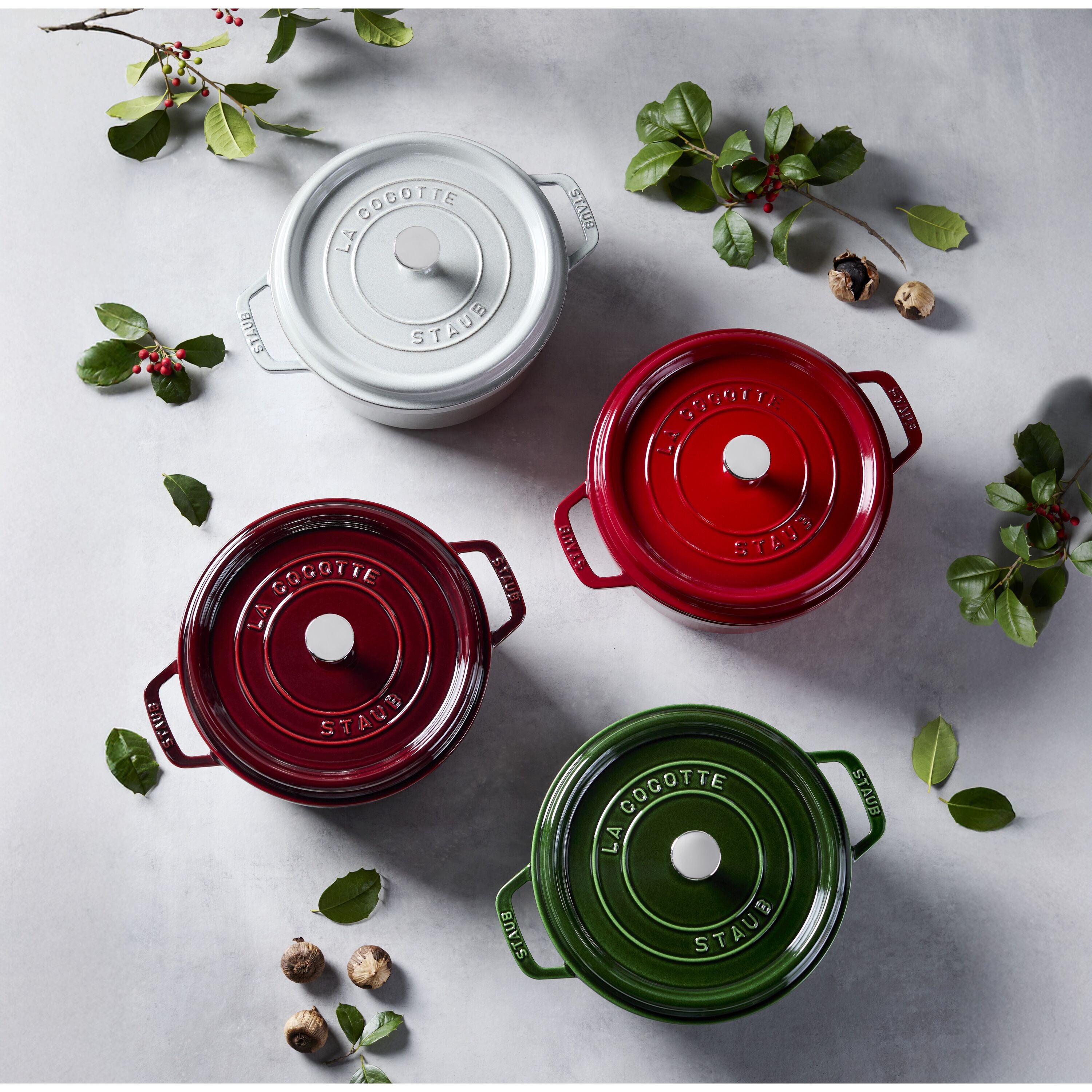 Staub La Cocotte 24 cm Cherry gusana posuda s poklopcem
