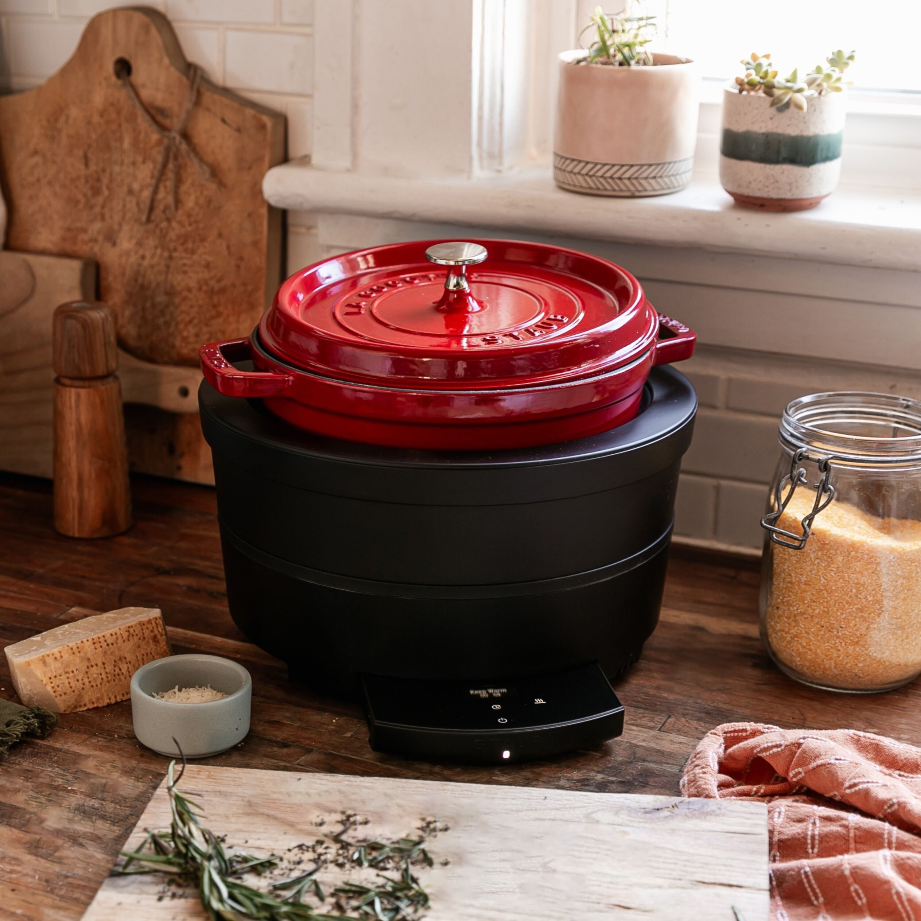 Staub La Cocotte 24 cm Cherry gusana posuda s poklopcem