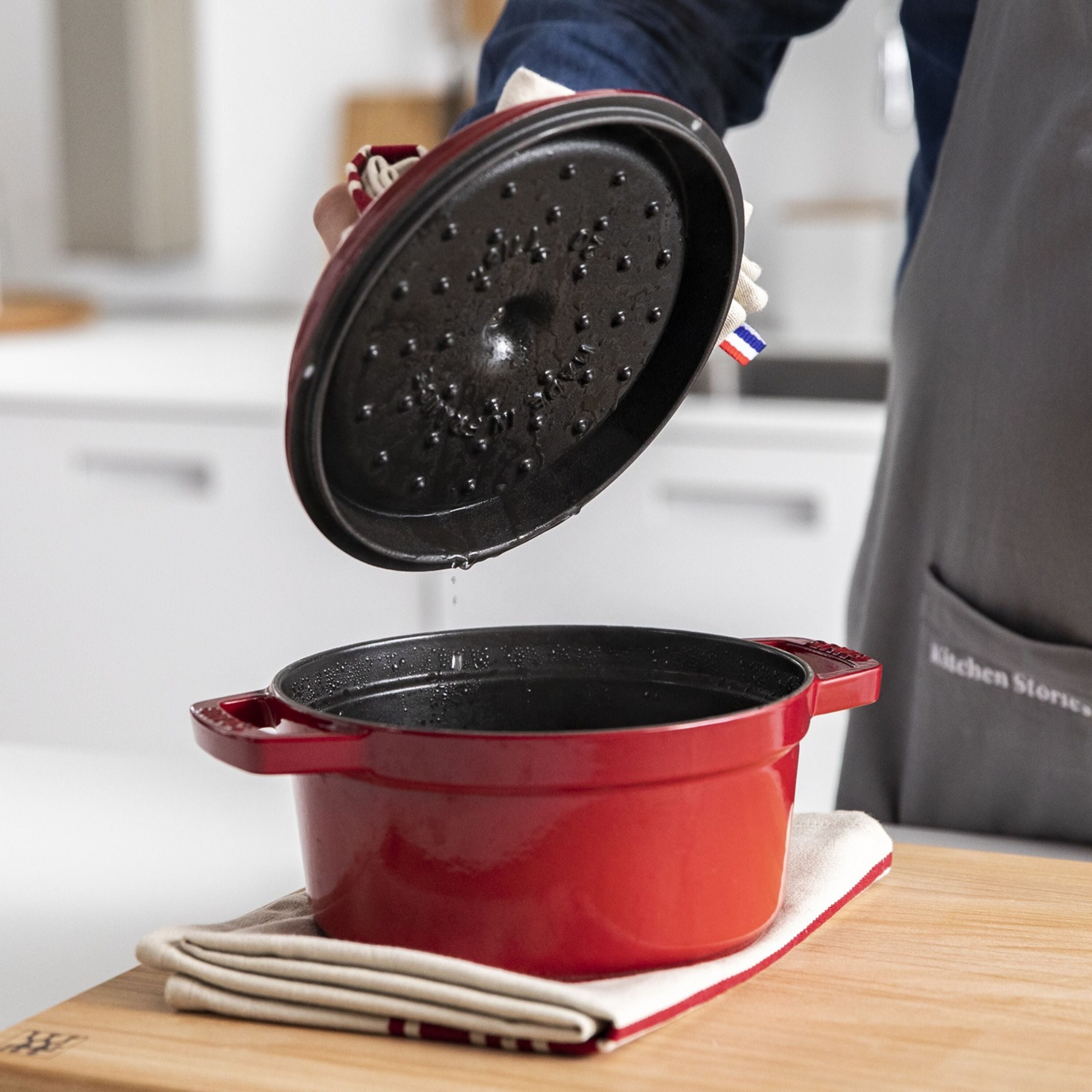 Staub La Cocotte 24 cm Cherry gusana posuda s poklopcem