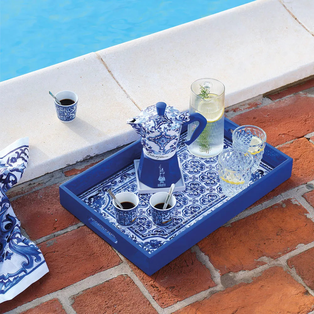 Bialetti Dolce & Gabbana Box Moka Express Blu Mediterraneo za 6 šalica + 3 porculanske šalice i 3 srebrna miješalića